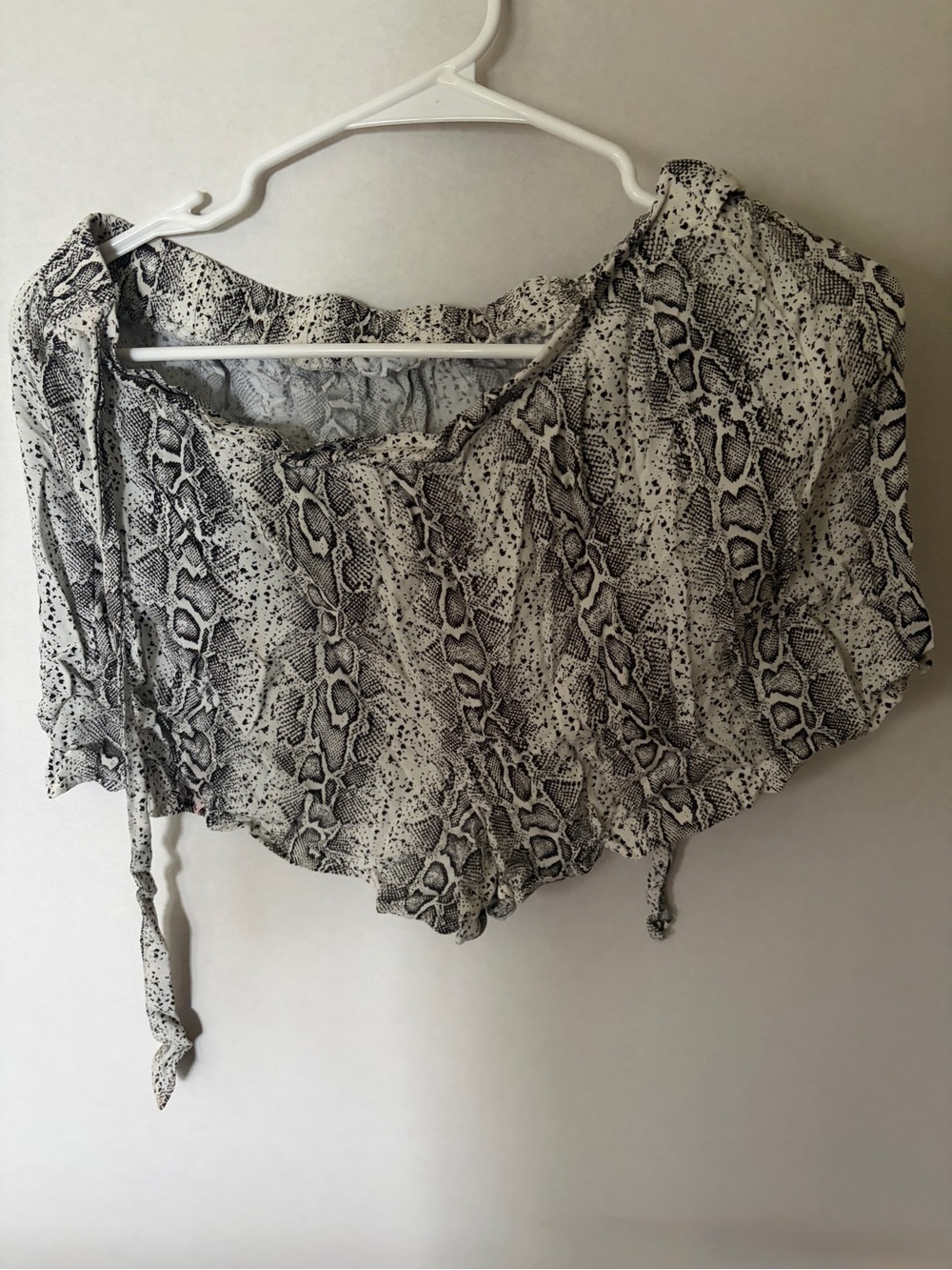 Off-Shoulder Snake Print Crop Top - Black & White
